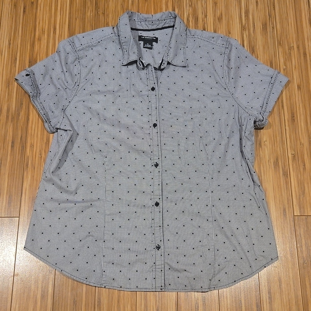 Liz Claiborne Light Gray Short-Sleeve Button-Down with Black Dot Print
